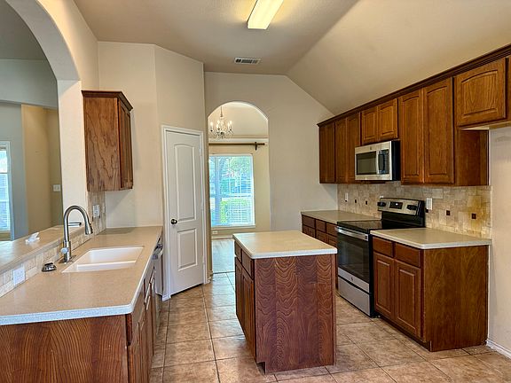 3rd image of 502 Branchwood Dr