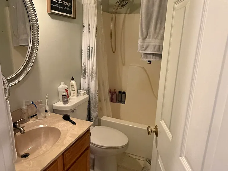 Upstairs hall full bathroom