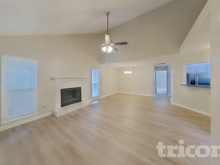 909 Dogwood Ln — Photo 3
