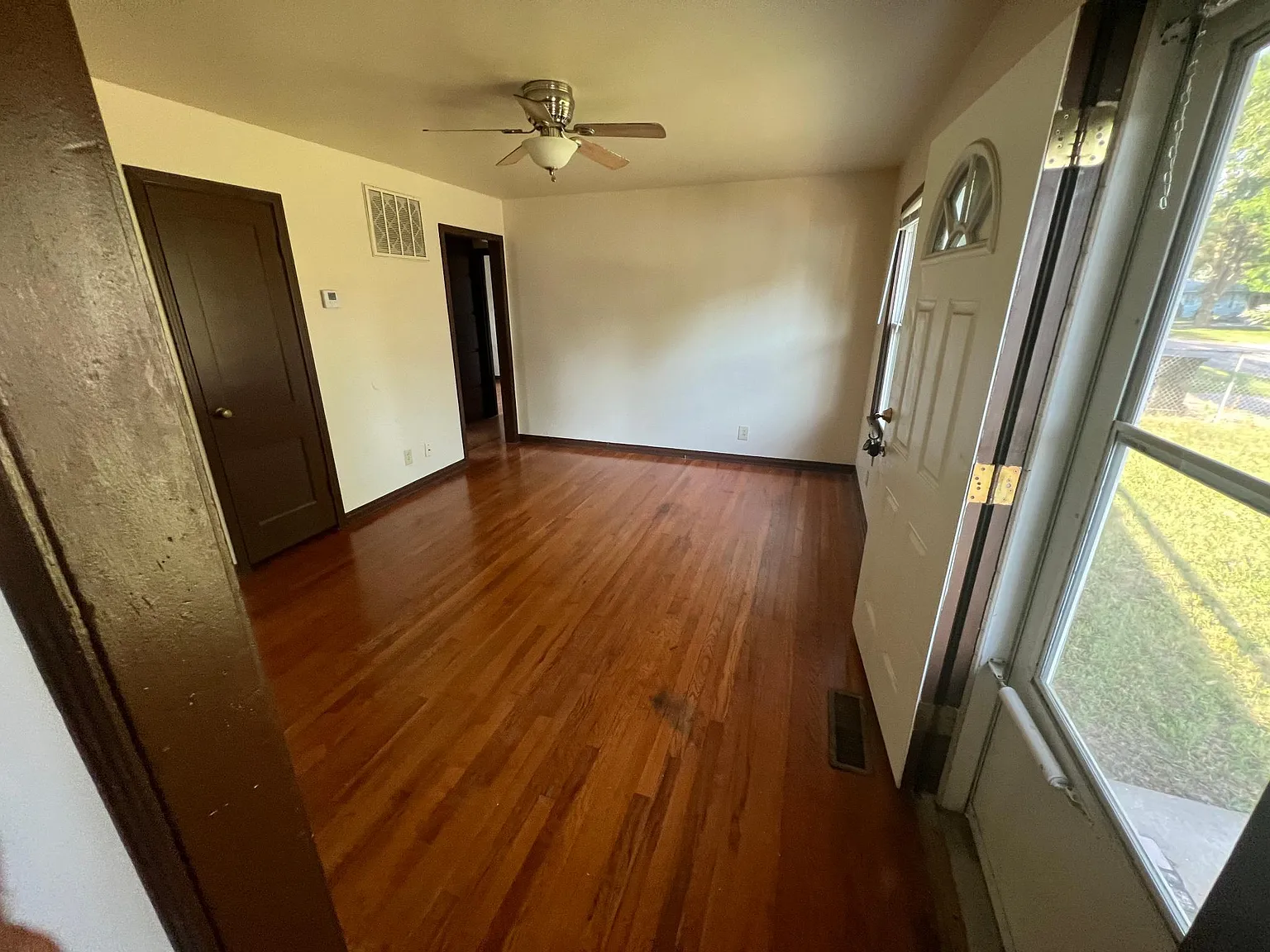 3 bed, 864 sqft, $1,225 — Photo 2