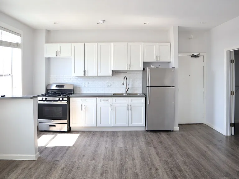 St. Charles Studio Apartments — Photo 10