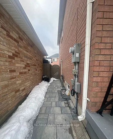 101 Knotwood Cres — Photo 2