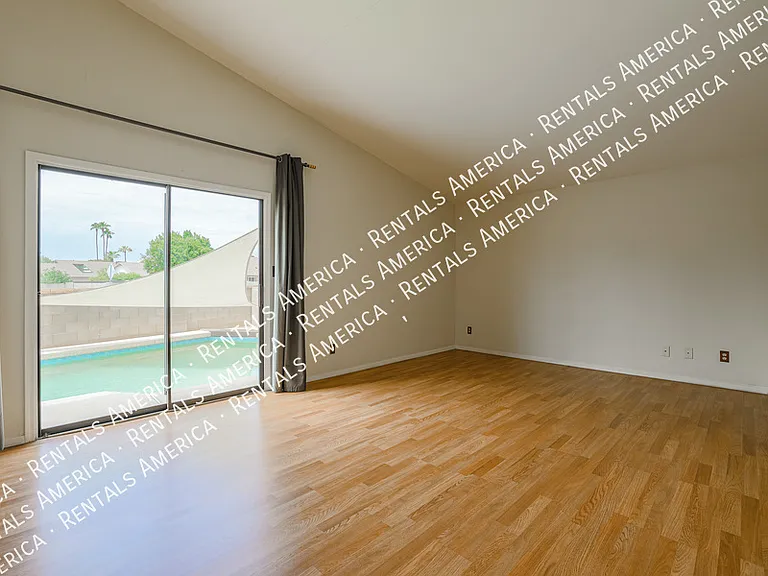 2160 S Catarina — Photo 17