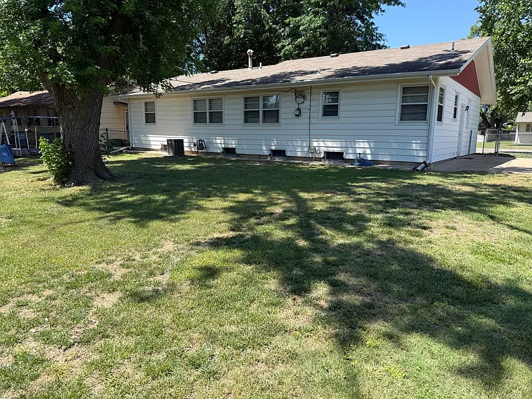 620 N Redbarn Ln — Photo 2