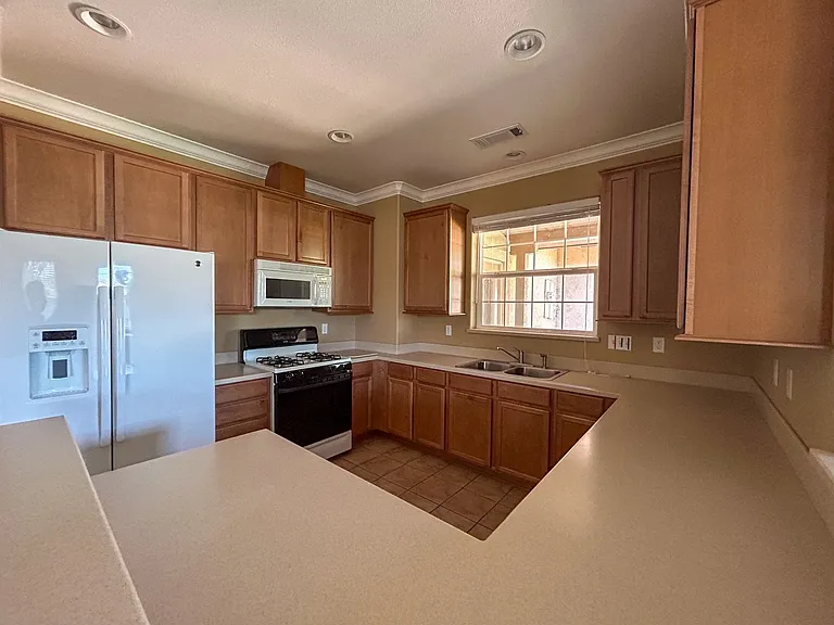 1320 Anita Ct — Photo 2