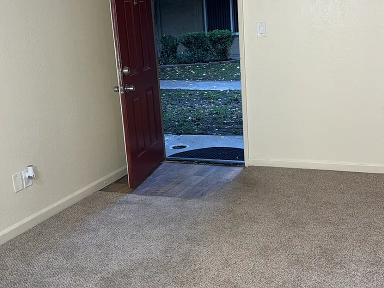 Lincoln Village Apartments — Photo 20