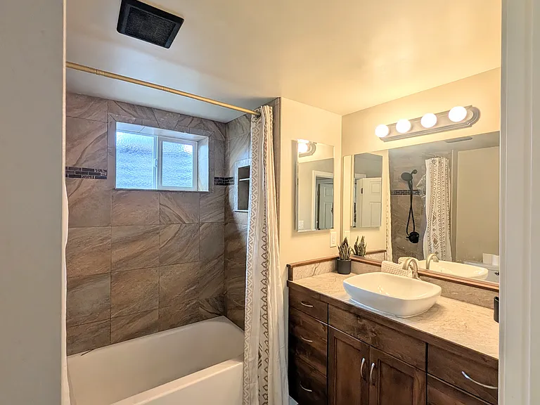 1746 Valley View Ln — Photo 3