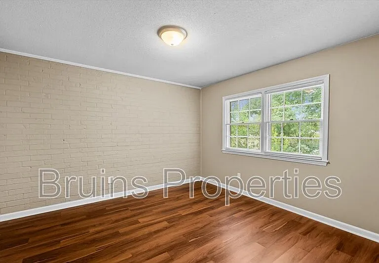 1825 Johnson St E #1 — Photo 9