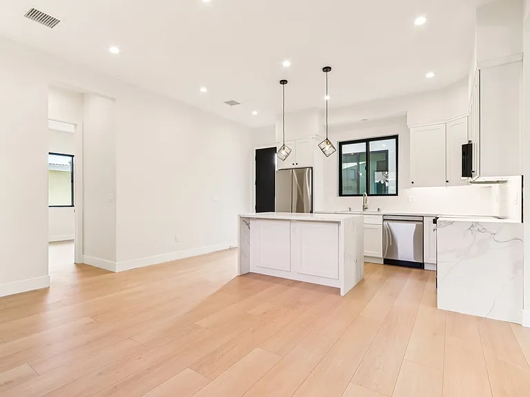 8010 Lloyd Ave — Photo 4