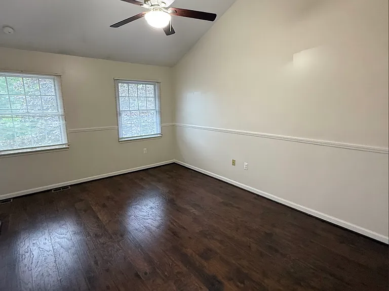 1023 Lindsay Ln — Photo 8