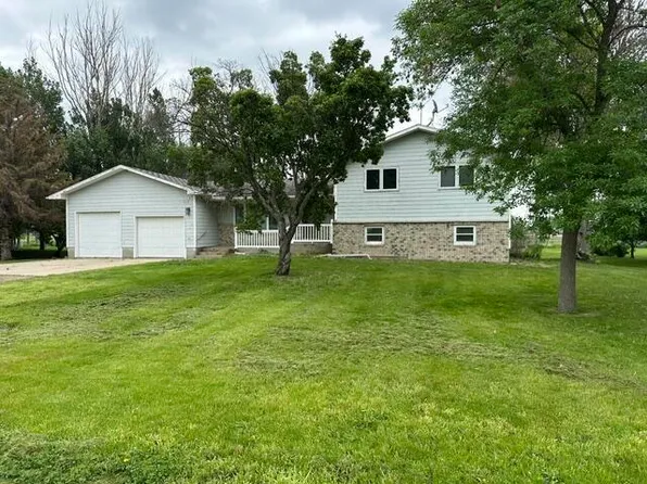 1813 Derian Dr, Aberdeen, SD 57401