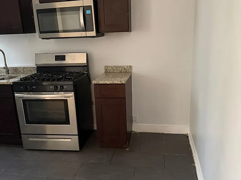 SPACIOUS 2 BEDROOM APARTMENTS AVAILABLE — Photo 27