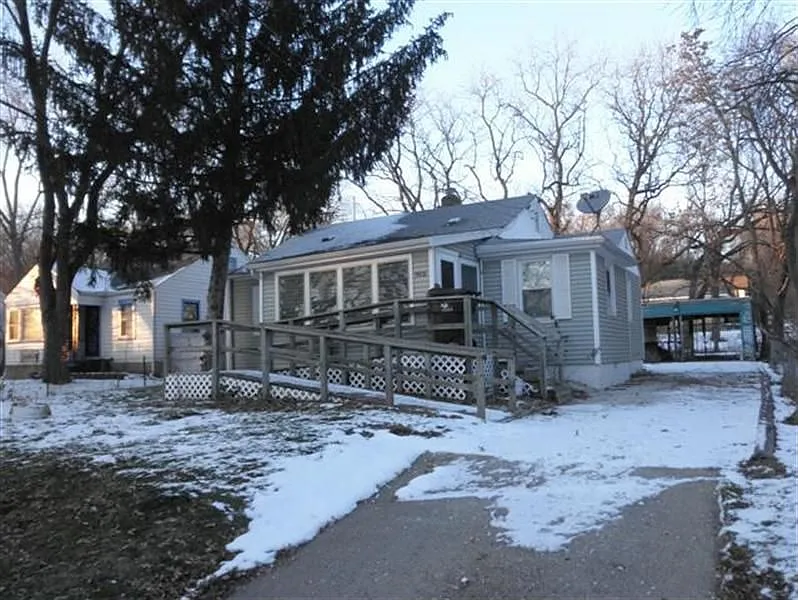 2207 W Butler St photo 1