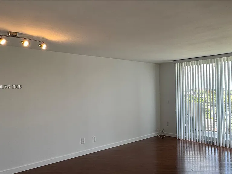 2020 NE 135th St #810 — Photo 15