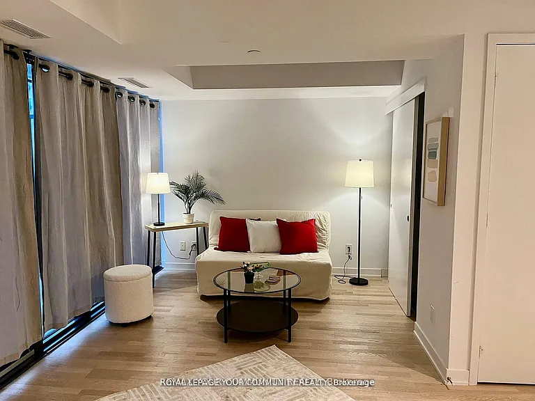 185 Roehampton Ave #409 — Photo 6