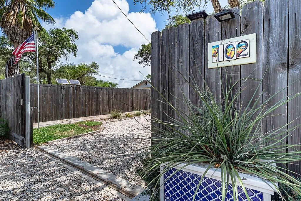 2 bed, 1.0 bath, 864 sqft, $2,000 — Photo 2
