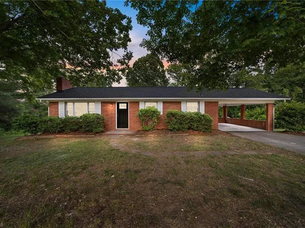 2911 Parkhurst Dr, Winston Salem, NC 27103