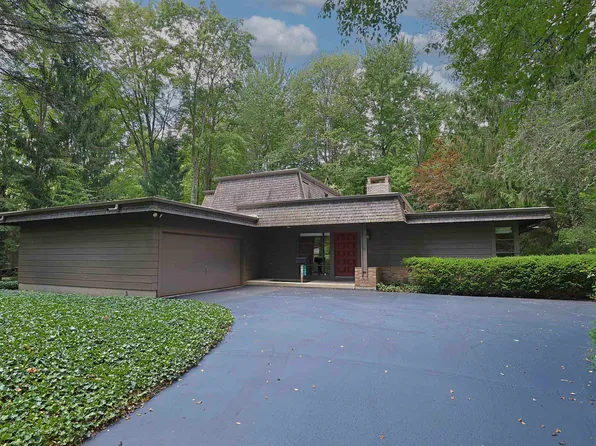 5605 Woodview Pass St, Midland, MI 48642