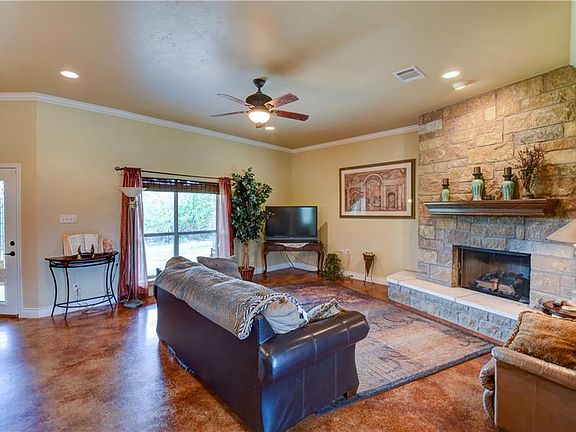 4th image of 1610 Skyline Dr