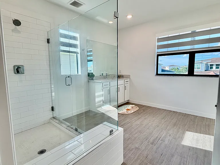 PRIMARY LARGE BATHROOM SUITE WITH VIEWS OF LAKE