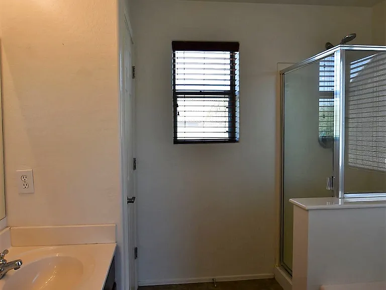 3828 S Vineyard Ave — Photo 7