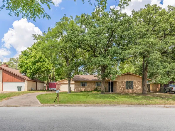 3207 Forestwood Dr, Bryan, TX 77801