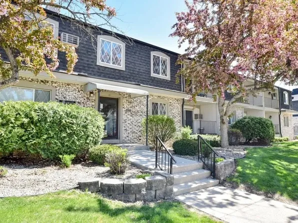 121 W North St APT 27, Waukesha, WI 53188
