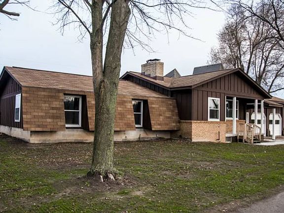 Situated high up on a one acre lot in the Meridian School District with a convenient circle driveway, this home has city water and a brand new 1,500 gallon septic tank.  The additional garage attached to the rear of the home offers additional storage and work space.  br /br /