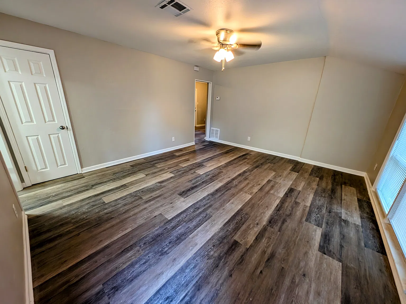 3 bed, 976 sqft, $1,095 — Photo 3