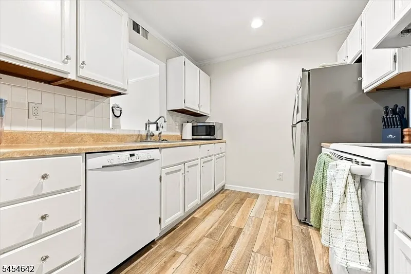 1 bed, 1.0 bath, $2,500 — Photo 2