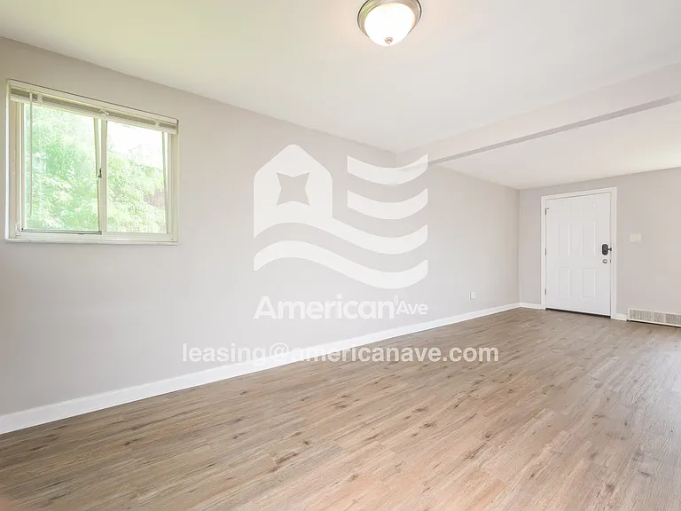 1348558_006_family_room_6.jpg