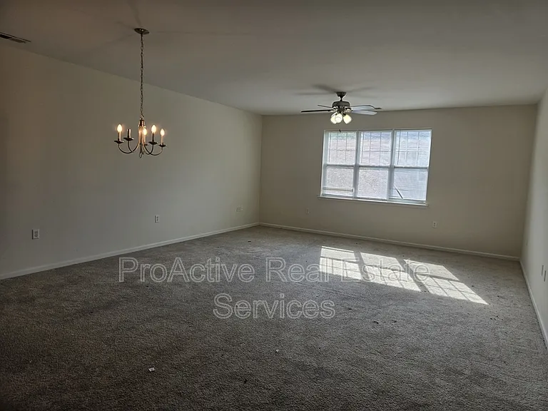 2424 Chancery Ln — Photo 3