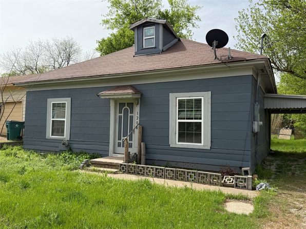 1204 E Tarrant St, Bowie, TX 76230
