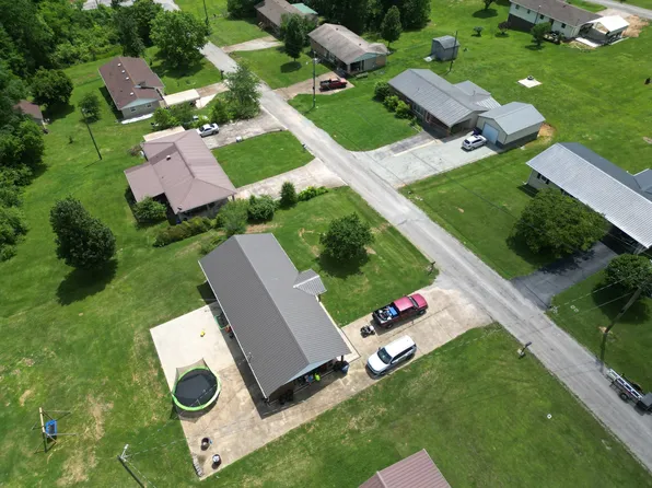 910 Hassell Dr, Waynesboro, TN 38485