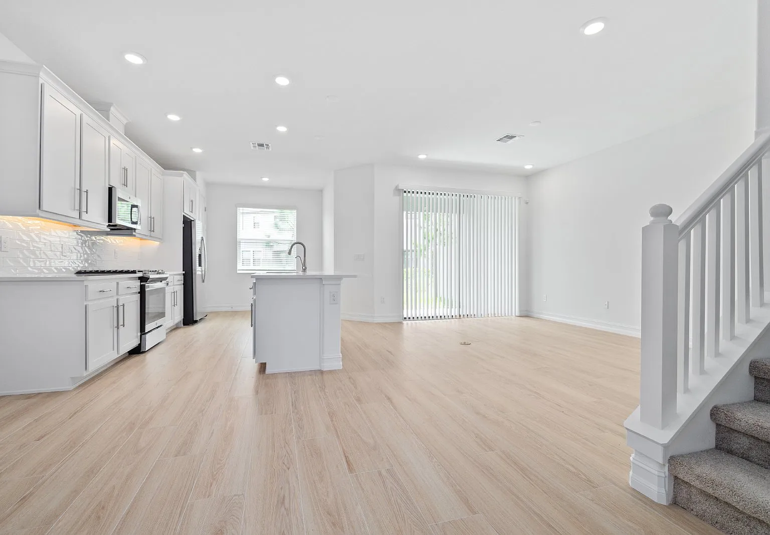 3 bed, 2.5 bath, 1829 sqft, $2,595 — Photo 2
