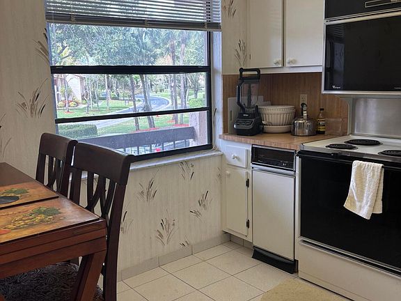 3rd image of 9268 Vista Del Lago #26b