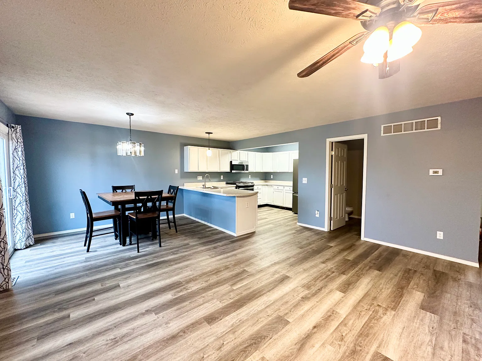 3 bed, 2.5 bath, 2336 sqft, $2,300 — Photo 4