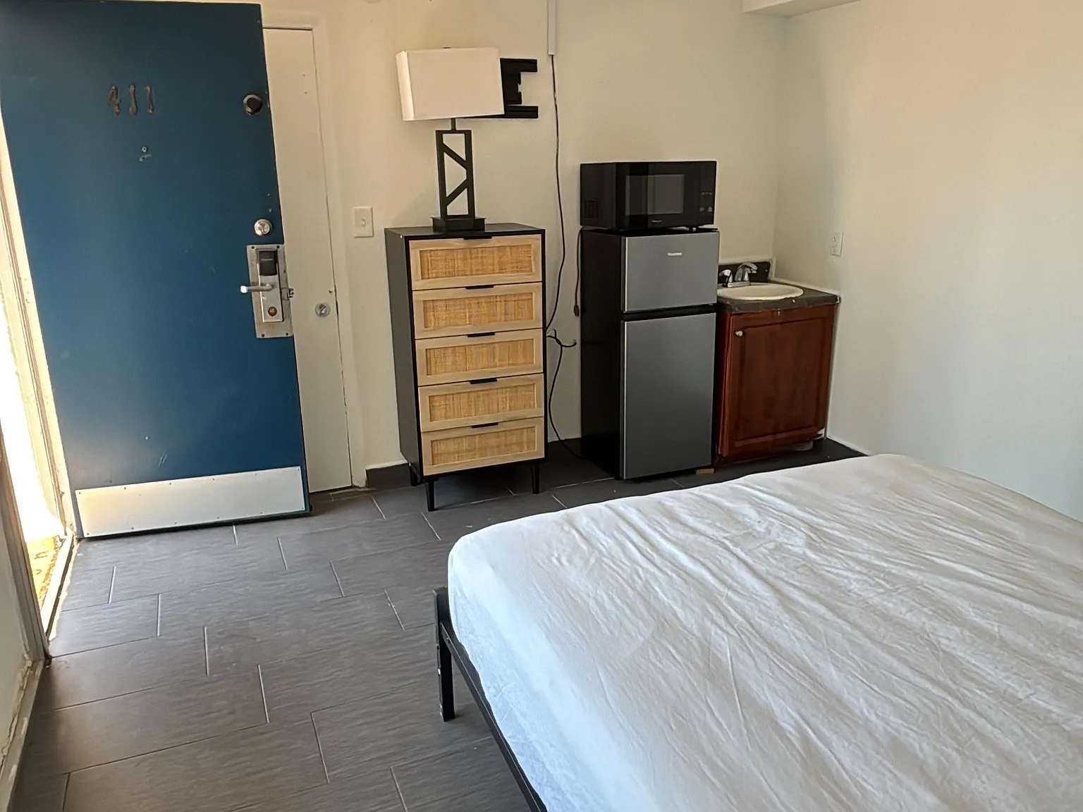 Studio, $900 — Photo 3