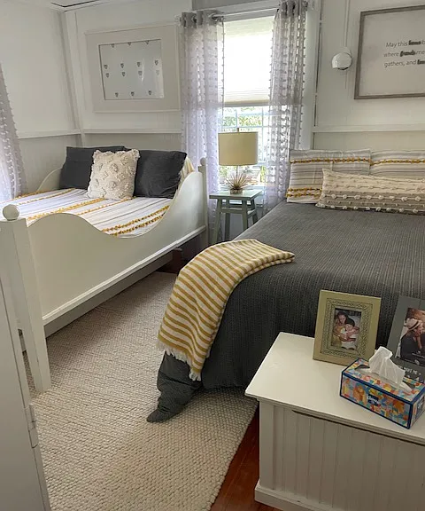 1 bedroom with 2 queen beds