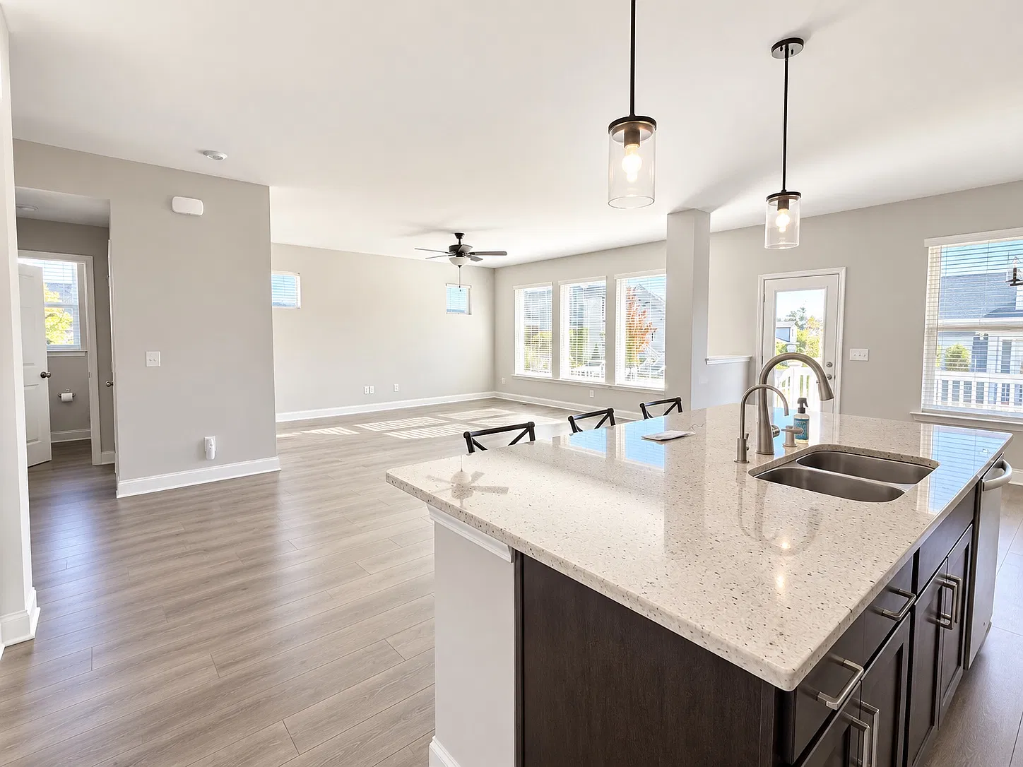 4 bed, 2.5 bath, 2414 sqft, $2,495 — Photo 3