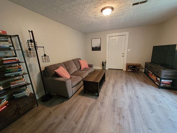 2nd image of 2455 Woodbine Ave APT 1