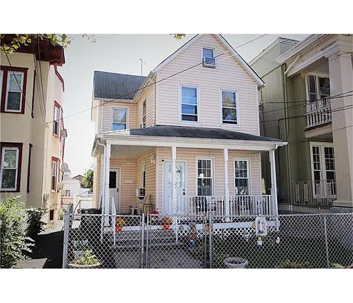 101 Lewis St photo 1