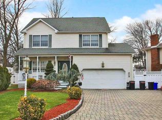 3 Orchard Ln, Saddle Brook, NJ 07663