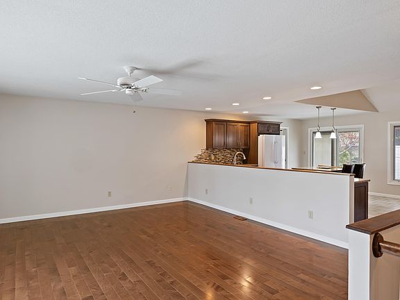 4th image of 4128 Coachlight Ct