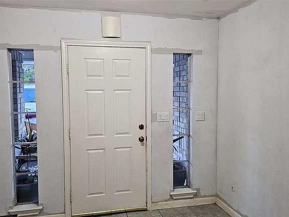 3rd image of 1525 Calvit St