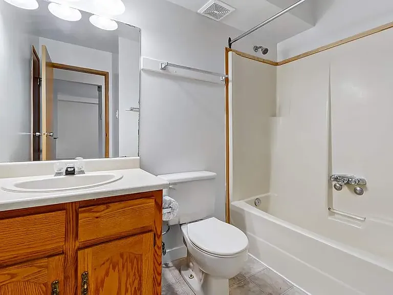 320 Gladstone Ave S — Photo 15