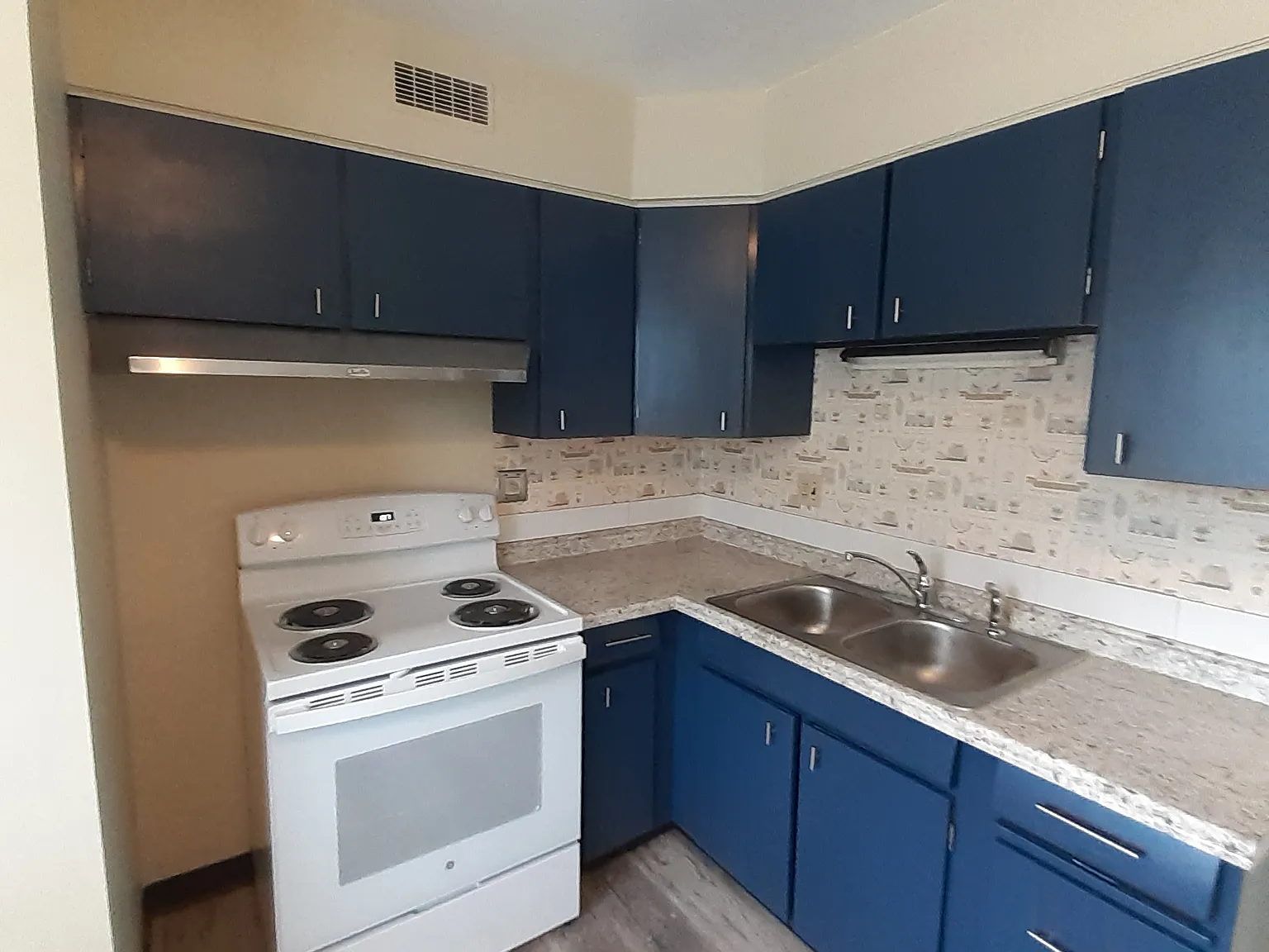 2 bed, 1000 sqft, $1,050 — Photo 3