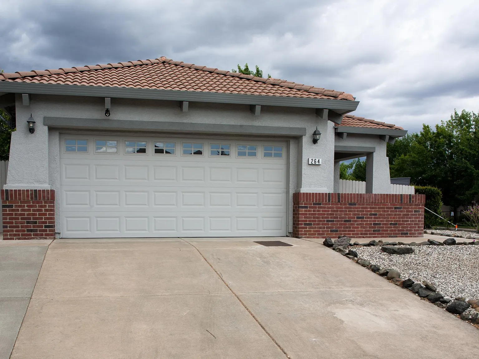 264 Hornsby Ct — Photo 2