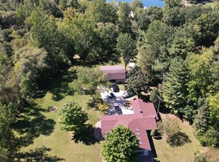 1390 Shady Crest Dr, Hartland, MI 48353