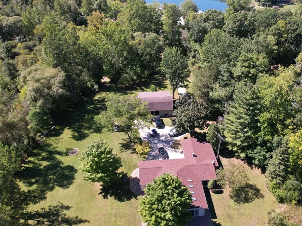 1390 Shady Crest Dr, Hartland, MI 48353
